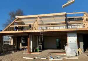 Aanbouw in aanbouw: houten dakconstructie en gevelisolatie tijdens de bouwfase in Spakenburg"