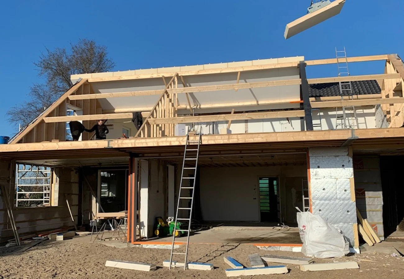 Aanbouw in aanbouw: houten dakconstructie en gevelisolatie tijdens de bouwfase in Spakenburg"