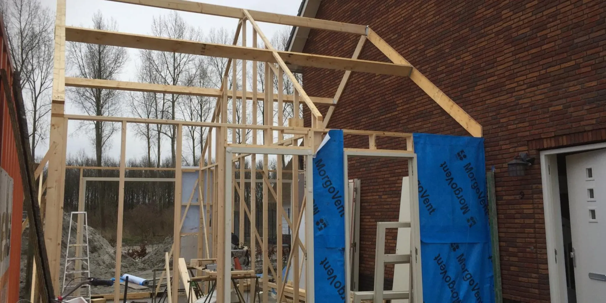 Uitvoering uitbouw zijkant woning door AanbouwMaximaal