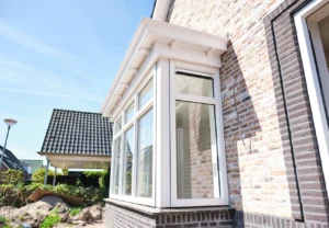 Hoekaanzicht van de erker-uitbouw met grote raampartijen, gerealiseerd bij een keuken uitbouw project van AanbouwMaximaal